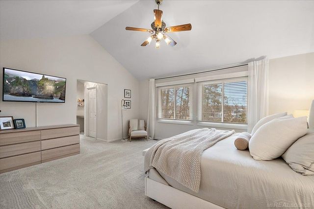 2757 W Bloomfield Oaks Drive, West Bloomfield Twp, MI 48324