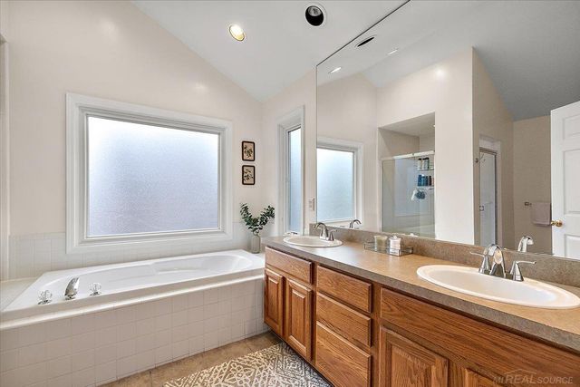 2757 W Bloomfield Oaks Drive, West Bloomfield Twp, MI 48324