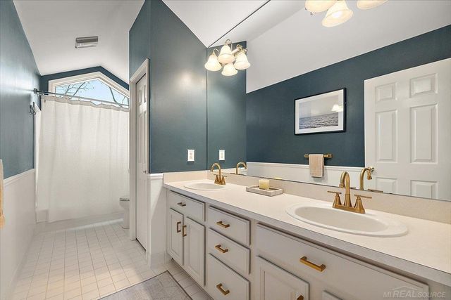 2757 W Bloomfield Oaks Drive, West Bloomfield Twp, MI 48324