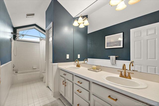 2757 W Bloomfield Oaks Drive, West Bloomfield Twp, MI 48324