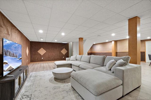 2757 W Bloomfield Oaks Drive, West Bloomfield Twp, MI 48324