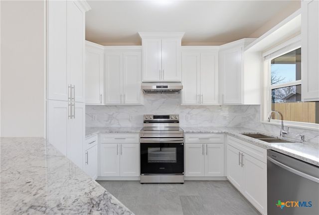 413 E Hamilton Avenue, Rockdale, TX 76567