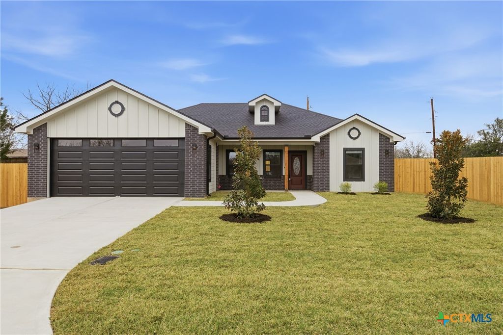 413 E Hamilton Avenue, Rockdale, TX 76567