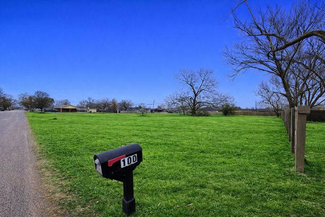 724 E Hughes Street, Collinsville, TX 76233