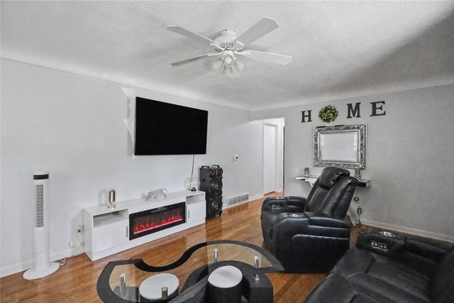 705 Hoffman Avenue, Des Moines, IA 50316