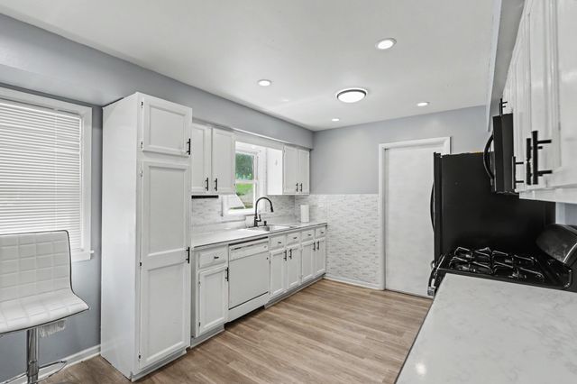 705 Hoffman Avenue, Des Moines, IA 50316