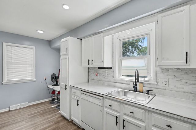 705 Hoffman Avenue, Des Moines, IA 50316