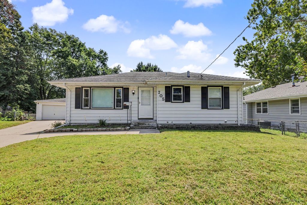 705 Hoffman Avenue, Des Moines, IA 50316
