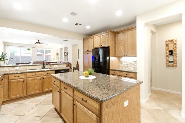 1090 Thornhill Ln, Lincoln, CA 95648