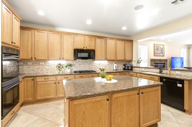1090 Thornhill Ln, Lincoln, CA 95648