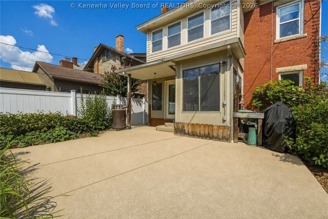 225 11th Avenue, Huntington, WV 25701