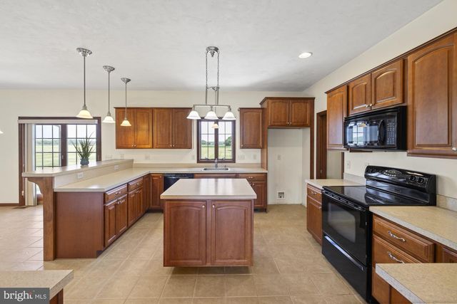 690 GRANT DR, Gettysburg, PA 17325