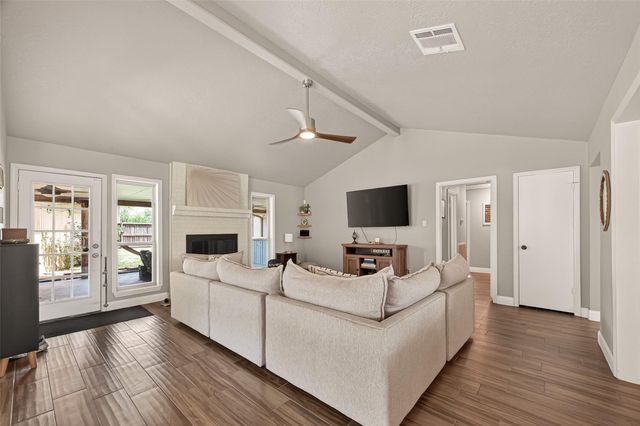 1925 Winding Creek Drive, Pearland, TX 77581