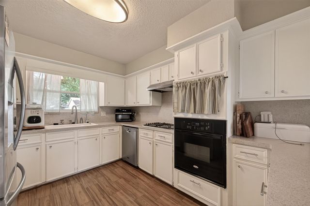 1925 Winding Creek Drive, Pearland, TX 77581