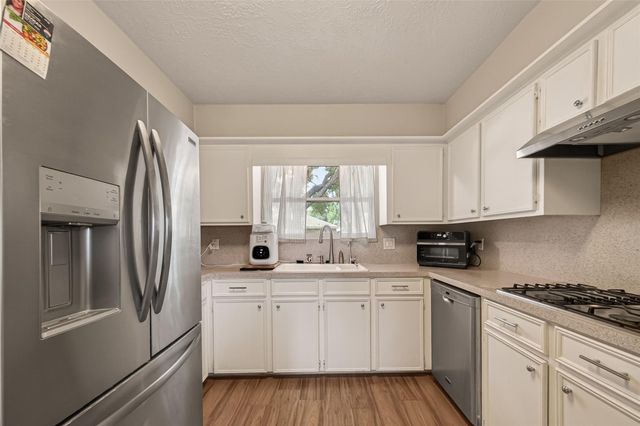1925 Winding Creek Drive, Pearland, TX 77581