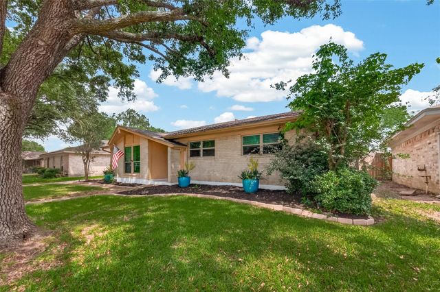 1925 Winding Creek Drive, Pearland, TX 77581