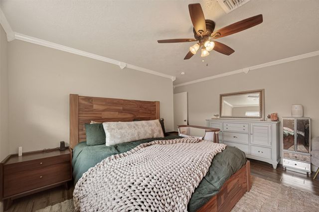 1925 Winding Creek Drive, Pearland, TX 77581