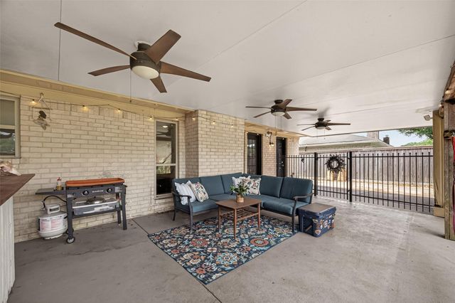 1925 Winding Creek Drive, Pearland, TX 77581