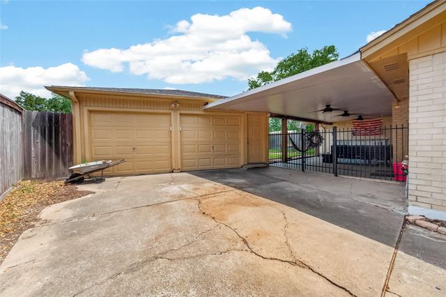 1925 Winding Creek Drive, Pearland, TX 77581