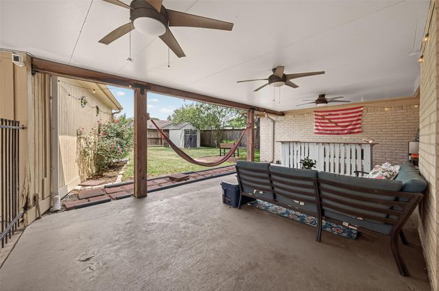 1925 Winding Creek Drive, Pearland, TX 77581
