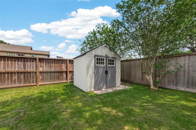 1925 Winding Creek Drive, Pearland, TX 77581
