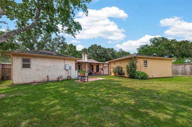 1925 Winding Creek Drive, Pearland, TX 77581