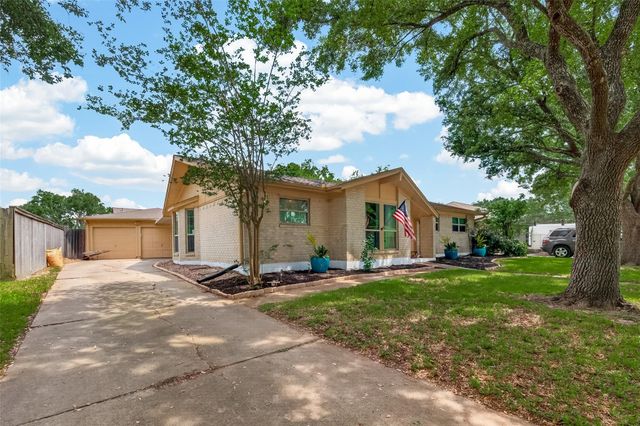 1925 Winding Creek Drive, Pearland, TX 77581