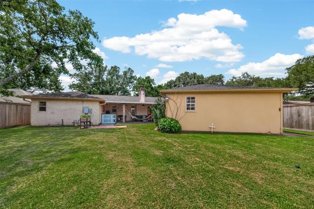 1925 Winding Creek Drive, Pearland, TX 77581