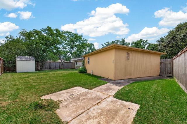 1925 Winding Creek Drive, Pearland, TX 77581