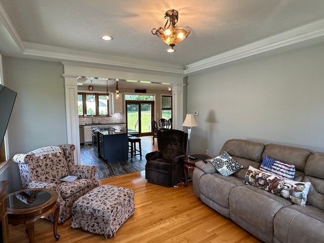 139 Blanchard St, Chicopee, MA 01020