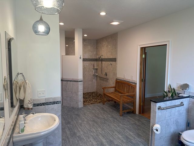 139 Blanchard St, Chicopee, MA 01020