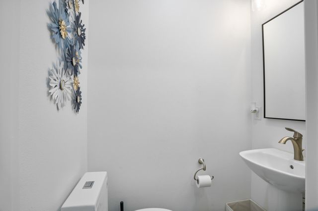 308 28th St NW, Minot, ND 58703