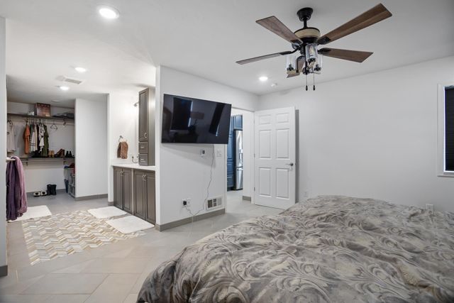 308 28th St NW, Minot, ND 58703