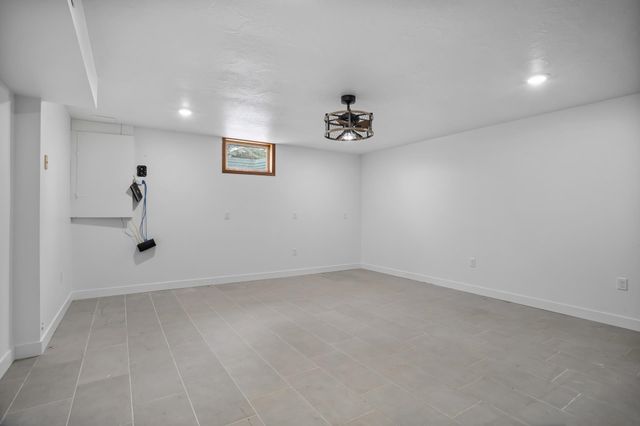 308 28th St NW, Minot, ND 58703