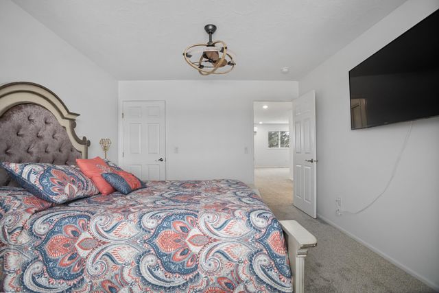 308 28th St NW, Minot, ND 58703