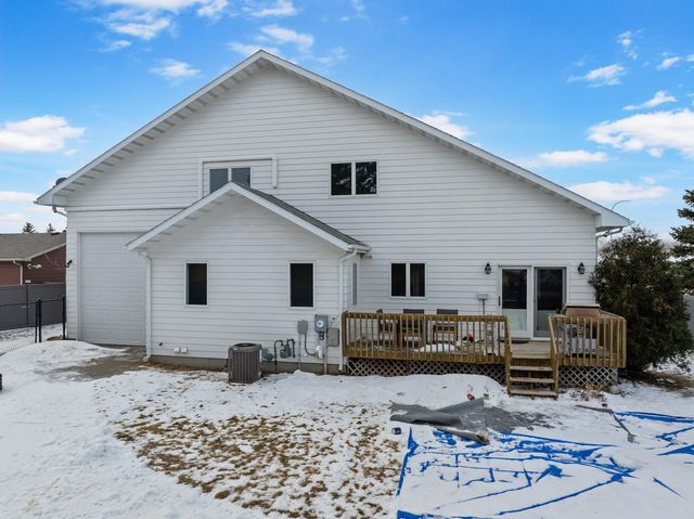 308 28th St NW, Minot, ND 58703