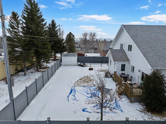 308 28th St NW, Minot, ND 58703