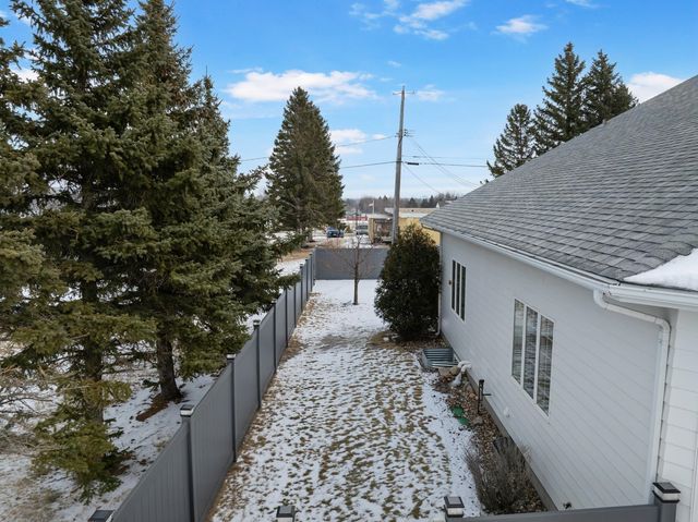 308 28th St NW, Minot, ND 58703