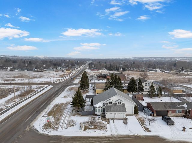 308 28th St NW, Minot, ND 58703