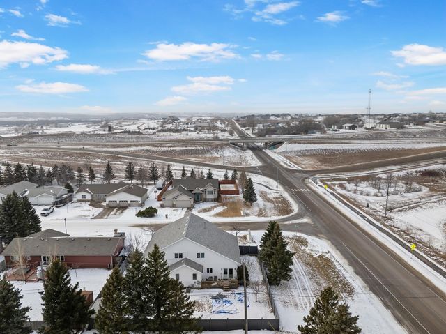 308 28th St NW, Minot, ND 58703