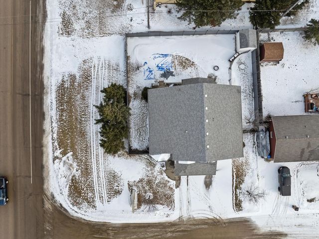 308 28th St NW, Minot, ND 58703