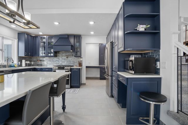 308 28th St NW, Minot, ND 58703