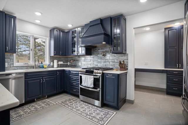 308 28th St NW, Minot, ND 58703