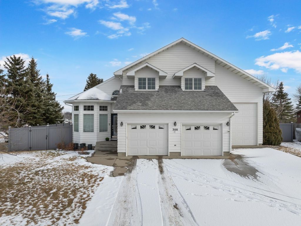 308 28th St NW, Minot, ND 58703