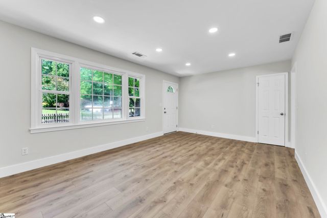 15 Longmeadow Road, Taylors, SC 29687