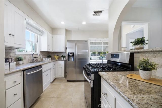 17061 Lorne, Lake Balboa, CA 91406