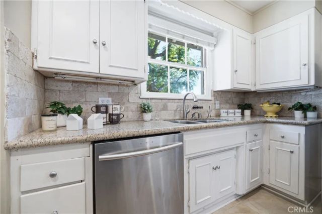 17061 Lorne, Lake Balboa, CA 91406