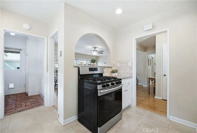 17061 Lorne, Lake Balboa, CA 91406