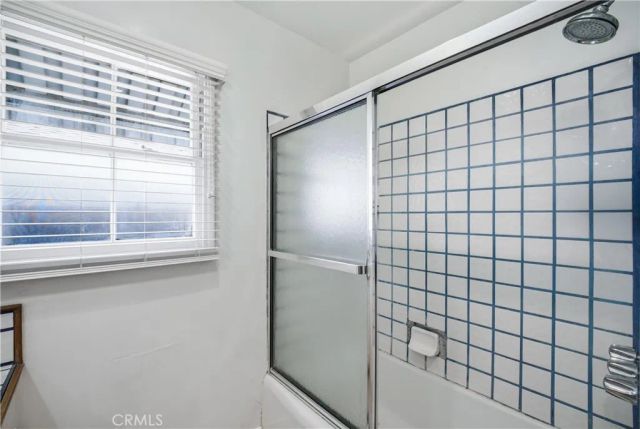 17061 Lorne, Lake Balboa, CA 91406