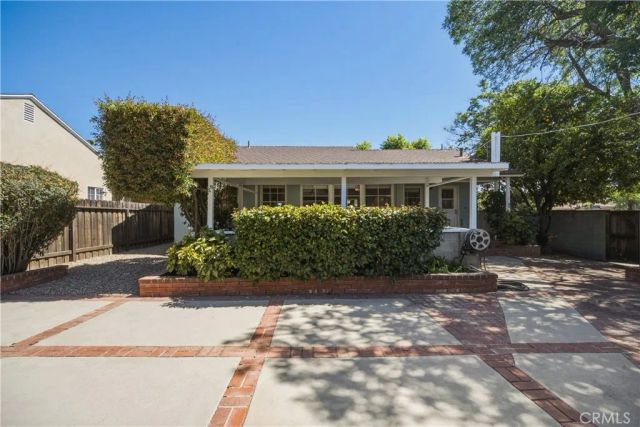 17061 Lorne, Lake Balboa, CA 91406